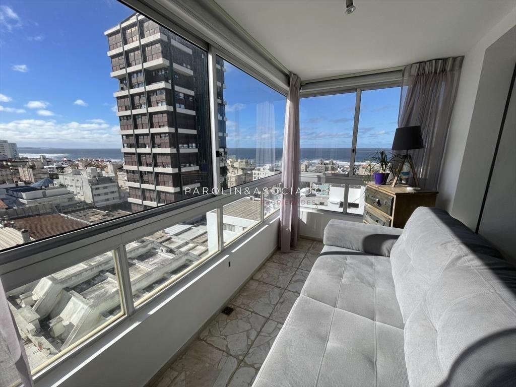 Apartamento en venta con vista al mar en edificio Libertado
