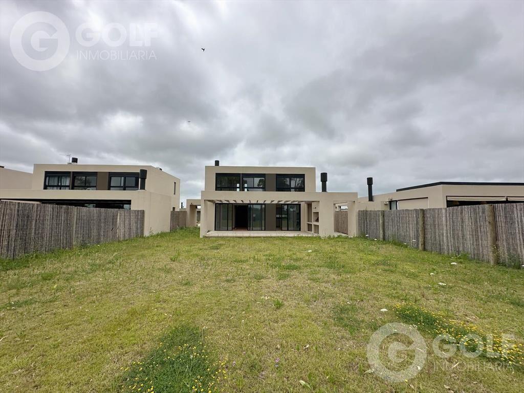 Venta Casa de 4 Dormitorios en Huertas de Los Horneros
