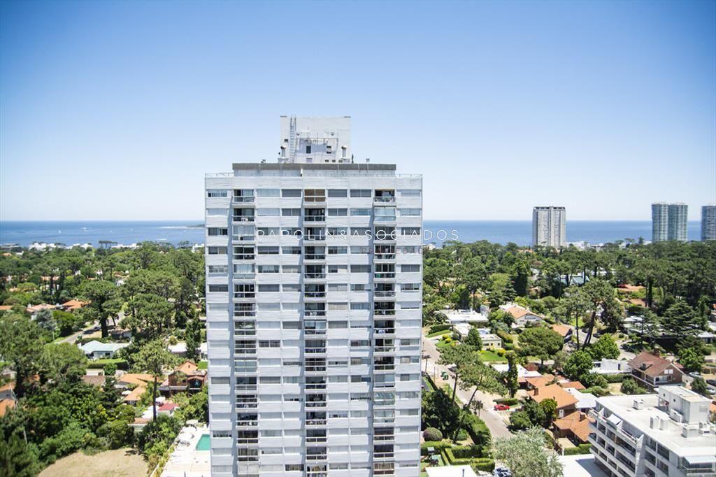 Vende apto de 2 dormitorios con vista al mar en