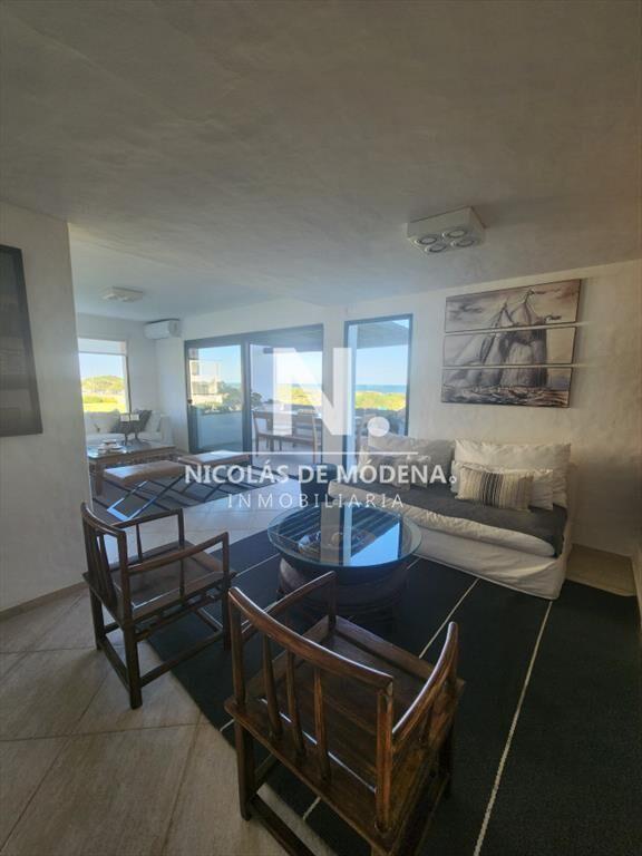 Vende apartamento de 2 dormitorios + dependencia de servici