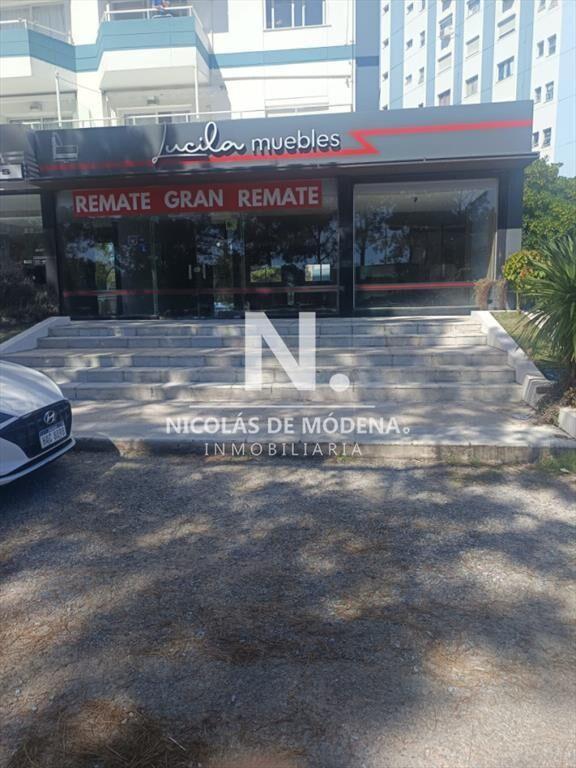 En venta local en Av Italia en Edificio