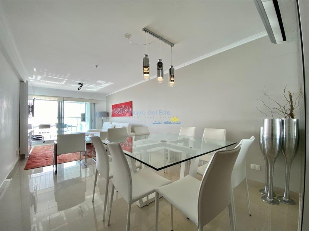 Apartamento de 2 Dormitorios en Venta en Punta ,