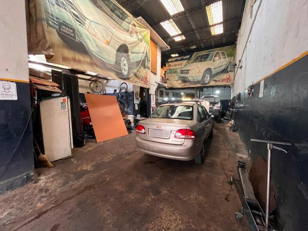 Venta de Taller Automotriz -  183 m² (Tres Cruces)