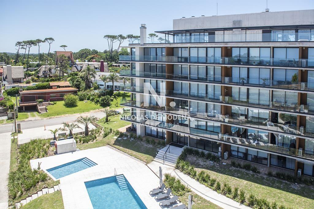 Primera Línea en Pinares: Exclusivo Apartamento de 2 Dormi