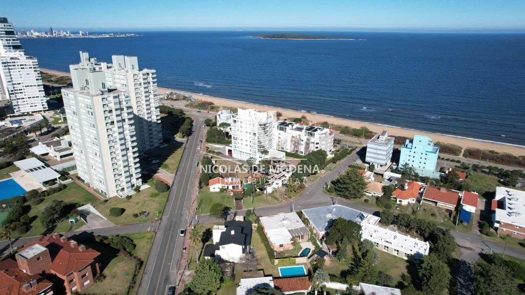 VENDE EXCELENTE CASA DE 4 DORMITORIOS EN PLAYA MANSA, PUNTA