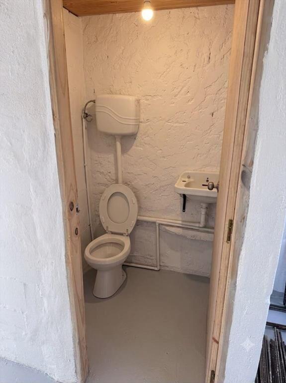 Alquiler Local con dos ambientes, baño y garaje en Maroñas