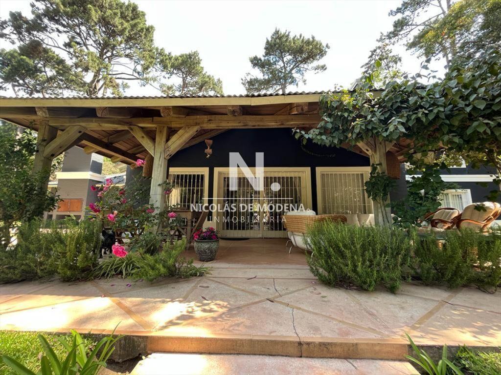 Vende casa de 4 dormitorios en Pinares, Punta del