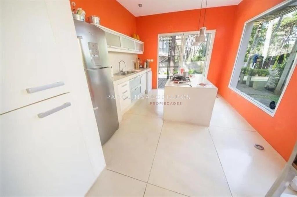 VENTA DE CASA DE 4 DORMITORIS EN MONTOYA PUNTA