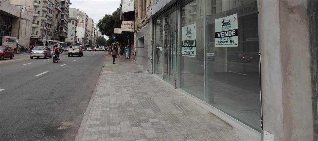 Excelente local comercial sobre 18 de Julio, con renta a e