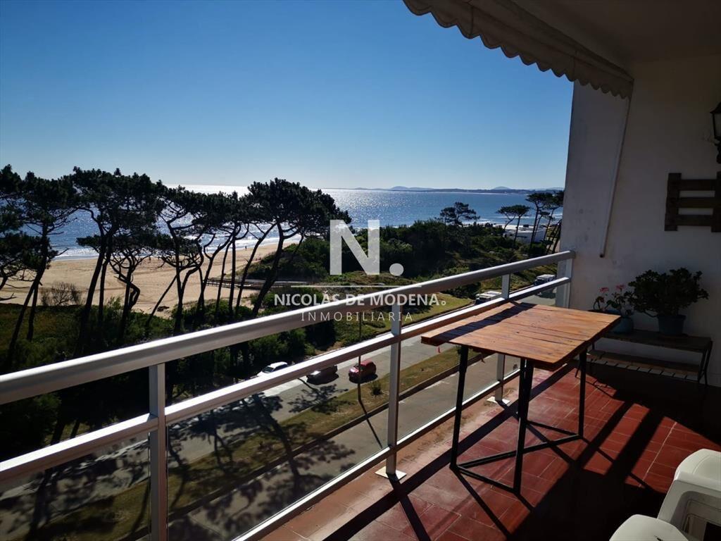 Vende impecable departamento con vista al mar, en
