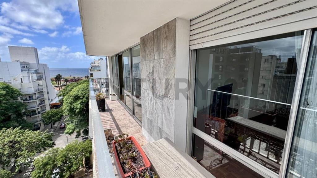 Apartamento PISO entero a mts de Rambla de Punta Carretas...