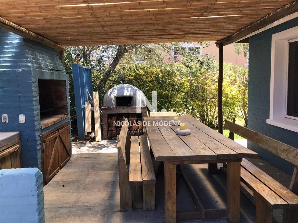 En venta casa de 3 dormitorios en La Barra.