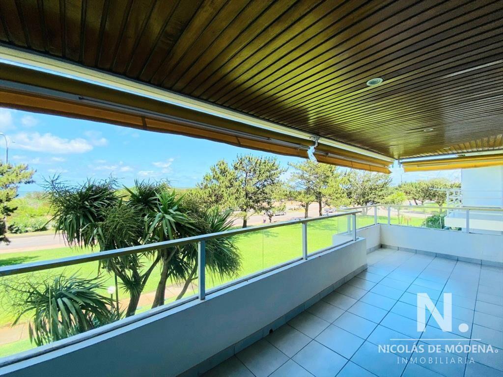Apartamento primera linea frente al mar de tres dormitorios