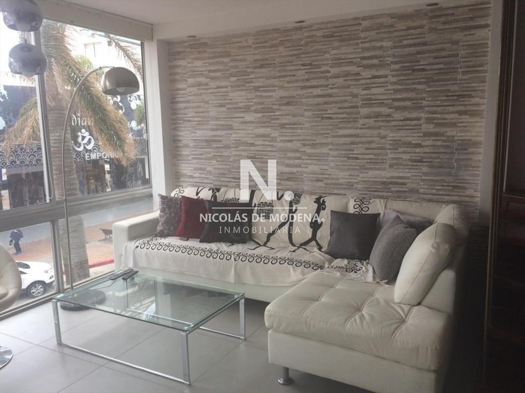 Apartamento de Tres Dormitorios en Península - Venta