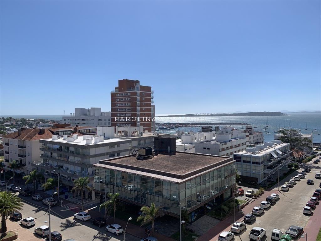 Apartamento en venta con vista al puerto de Punta del Este.