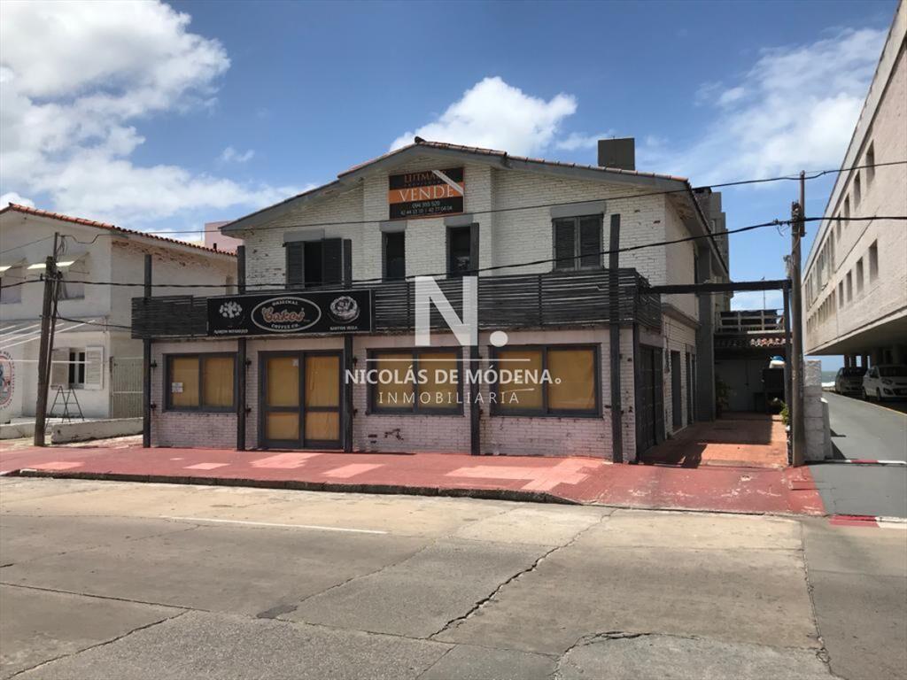 Local comercial con casa en planta alta, cerca de