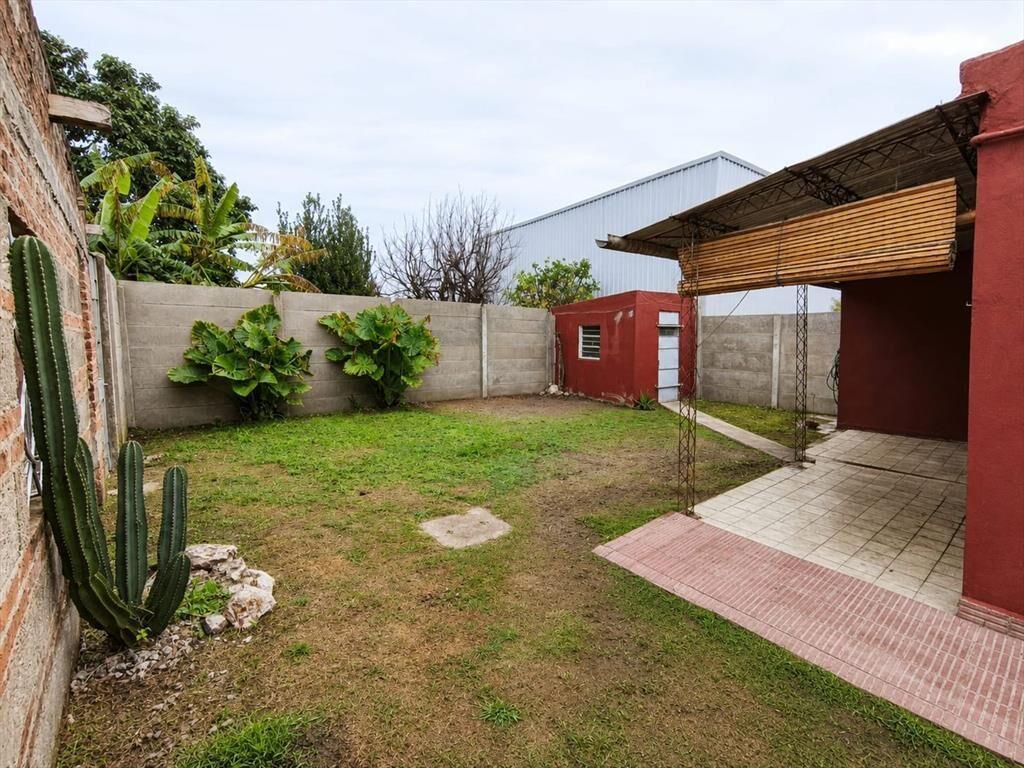 Casa 2 dormitorios, garaje y jardin.