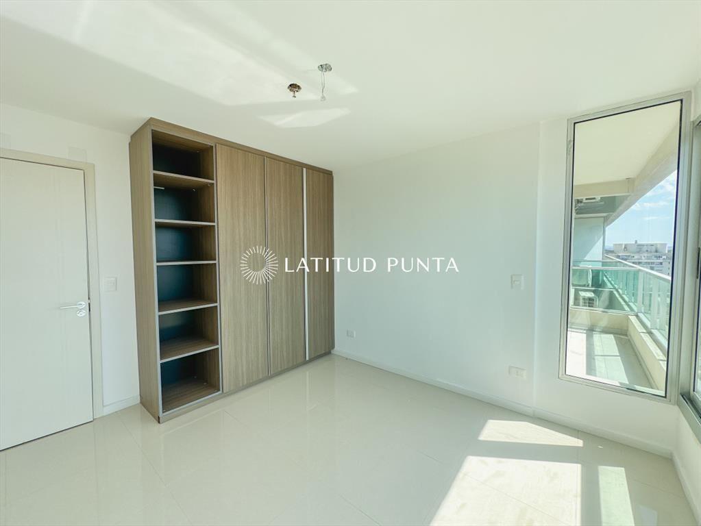Apartamento en piso alto, 3 dormitorios y vista