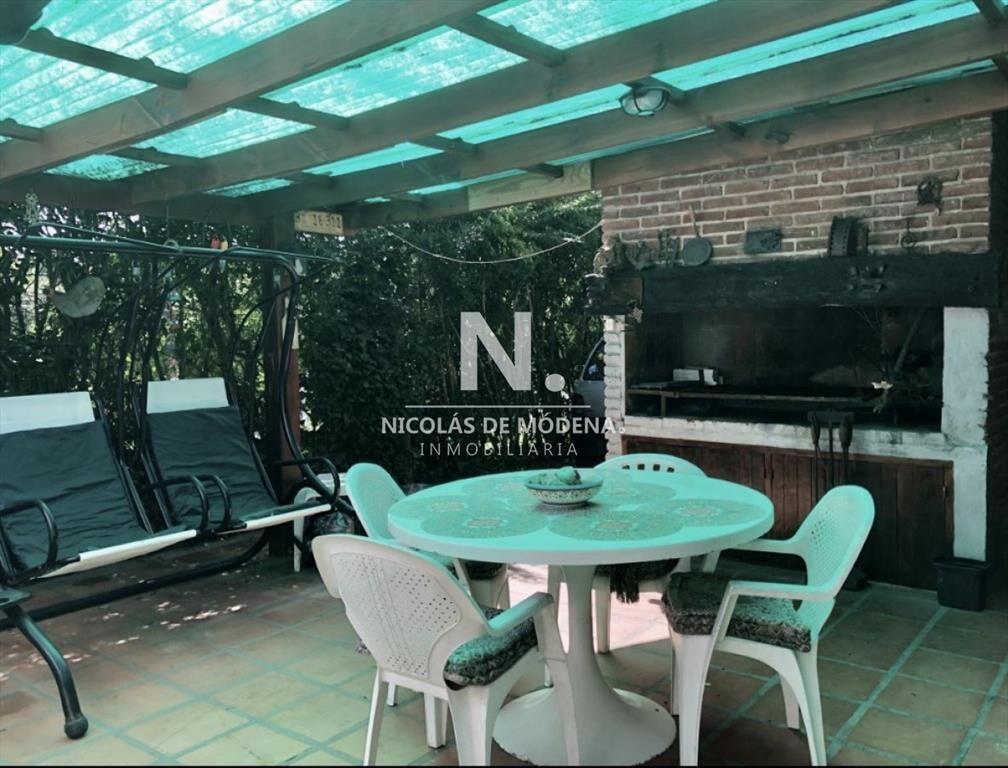 Vende casa en excelente estado, con 3 dormitorios