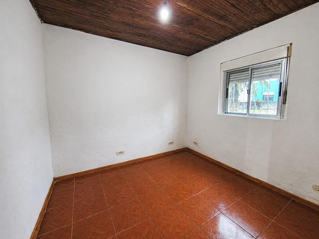 Casa 2 dormitorios, garaje y jardin.