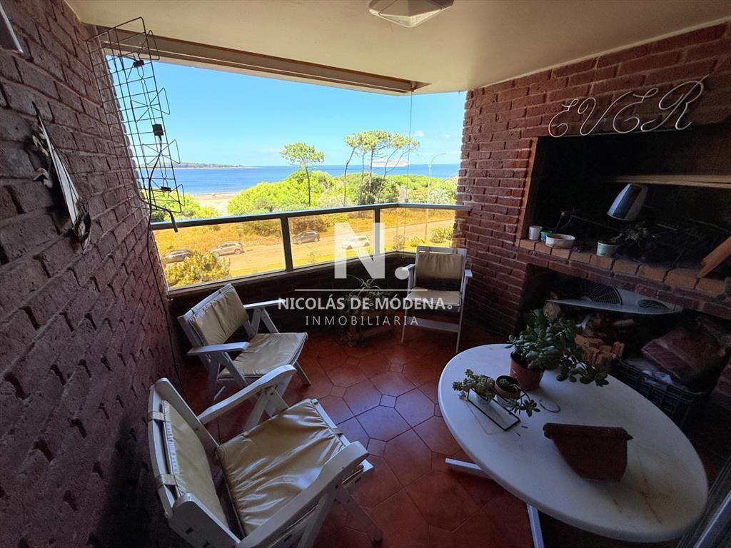 Apartamento con parrillero de 4 dormitorios al -
