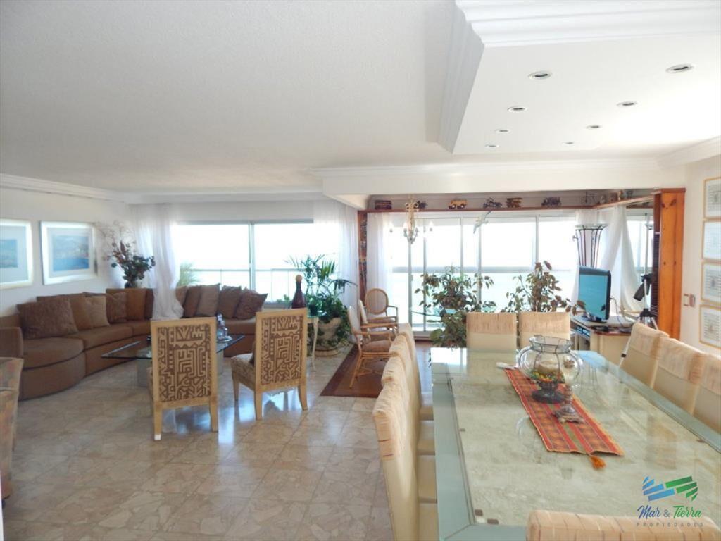 Espectacular planta, reciclada con materiales de