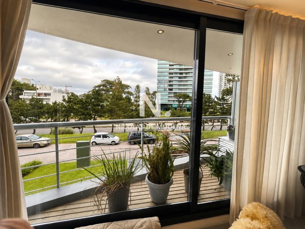 Vende apartamento de 3 dormitorios esquinero en Punta del E