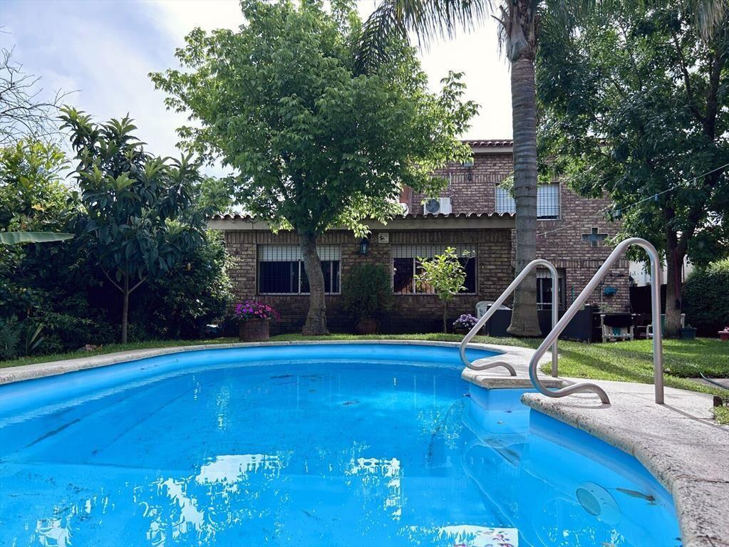 Venta casa 4 dormitorios con jardín, piscina , barbacoa y g