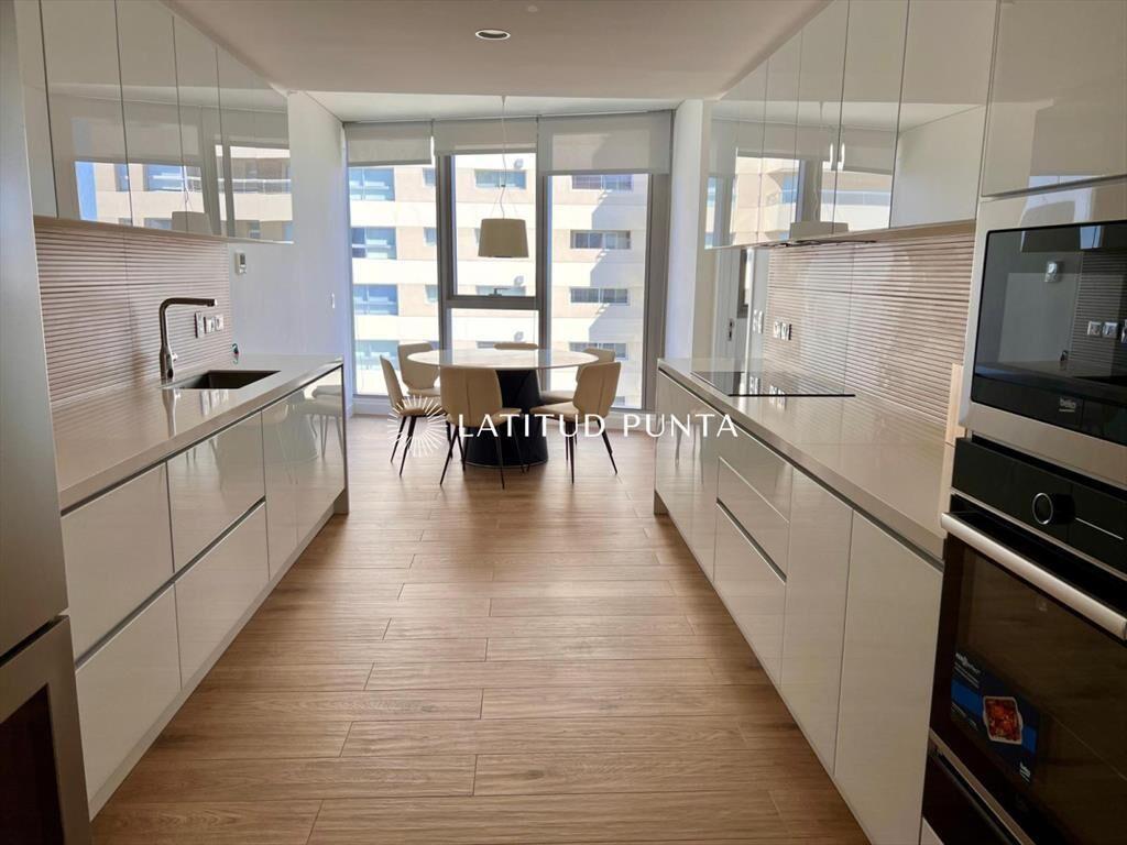 Apartamento en piso alto de 3 dormitorios con al