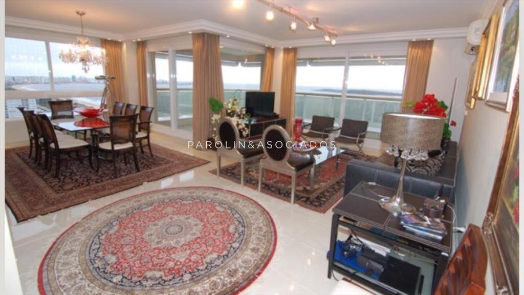 Apartamento en venta de 4 dormitorios en Punta