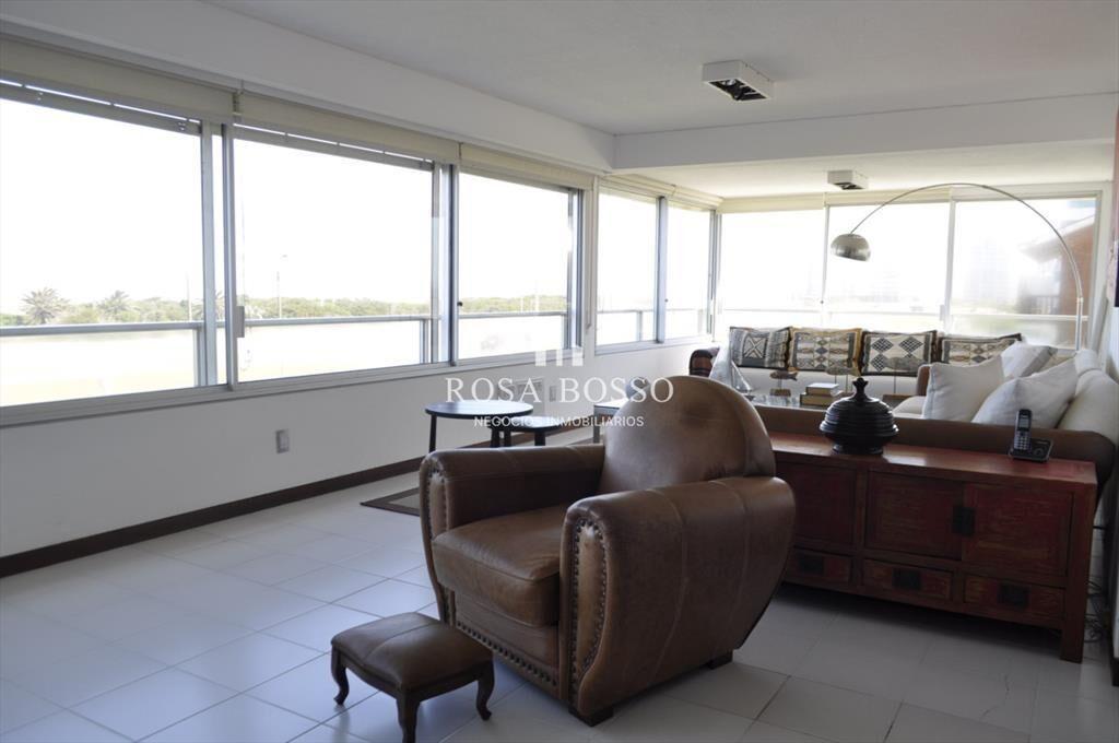 Amplio departamento frente al mar