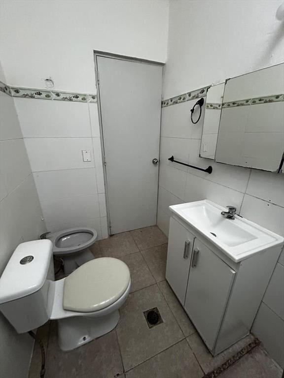 Casa en Alquiler de 2 dormitorios y cochera en  Aires Puros