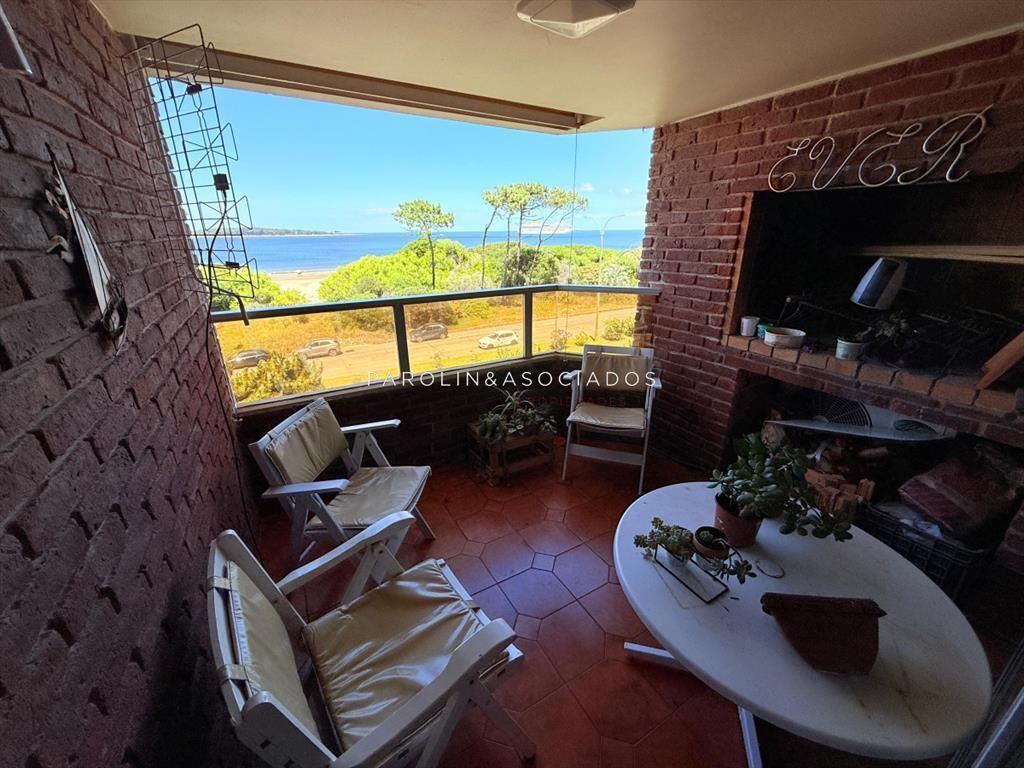 Apartamento con parrillero de 4 dormitorios al en