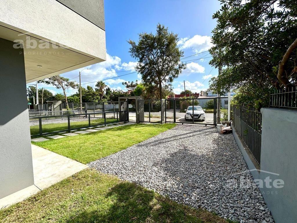 Venta casa de 3 dormitorios, dos baños y cochera doble en L