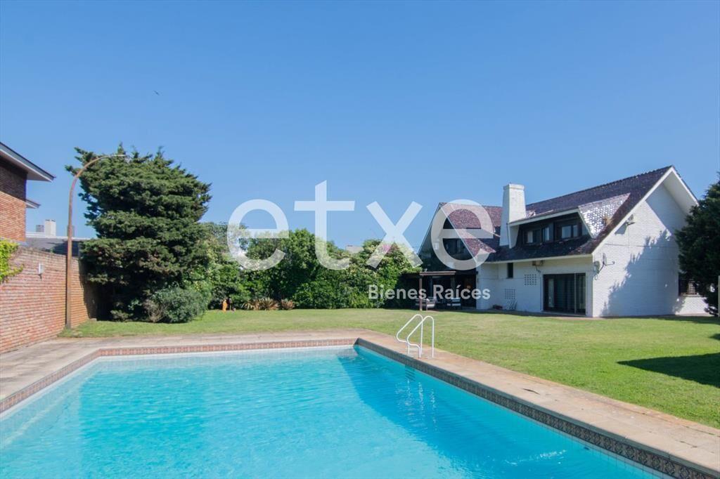 Venta de Casa con enrome jardín en Carrasco...