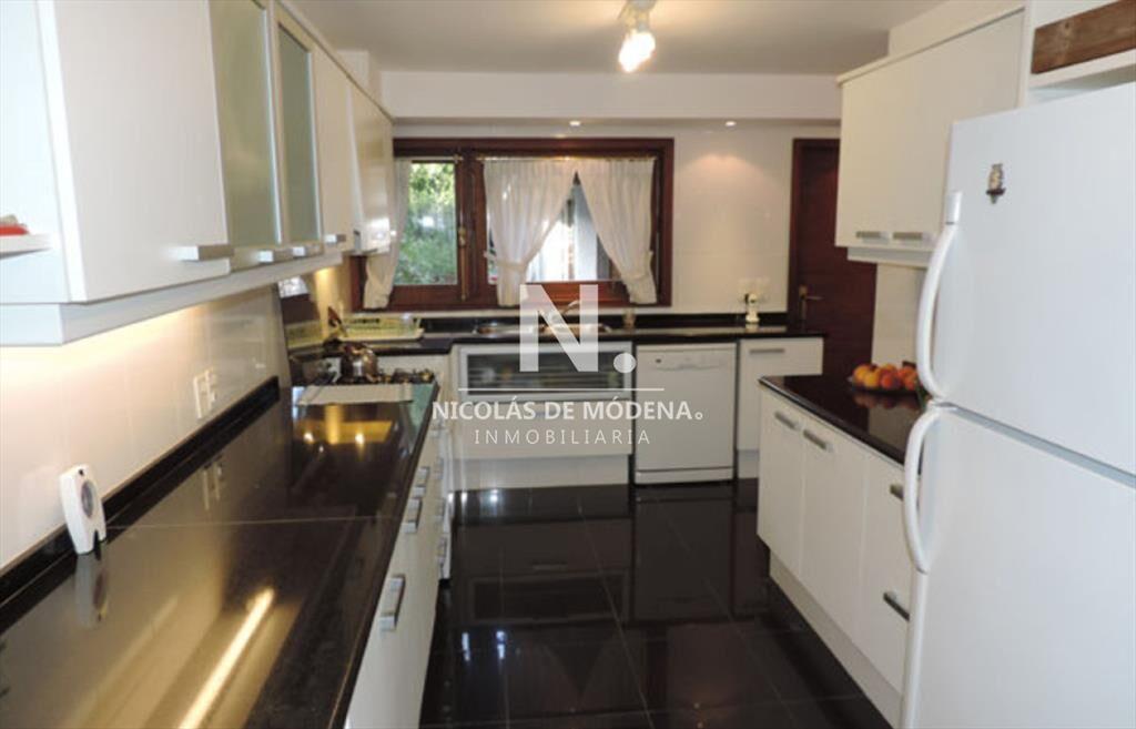Vende casa de 7 dormitorios, en la Mansa Punta