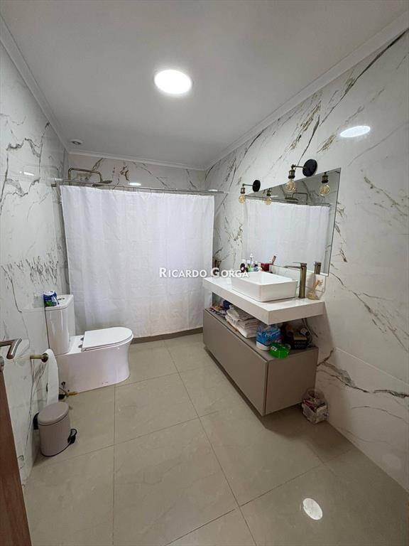 Casa en venta con renta de 6 dormitorios a metros de la ...