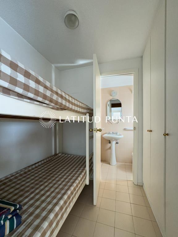 Apartamento en Brava, 2 dormitorios, piso alto