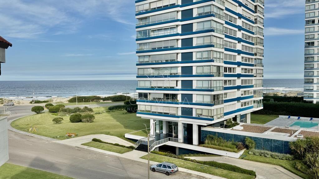 Imperdible primera linea frente a playa brava !!!