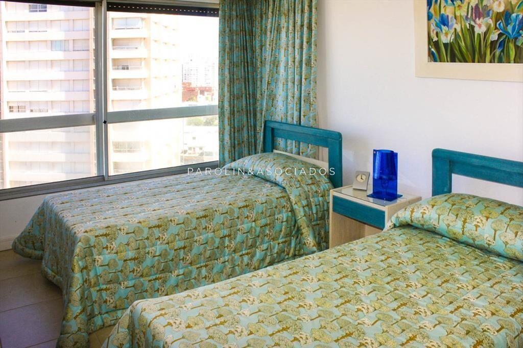 Apartamento de 3 dormitorios en venta en edificio