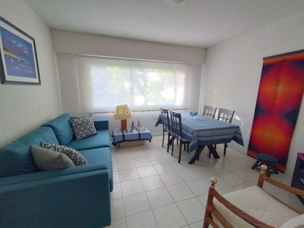 Luminoso apartamento en venta en edificio Aromo,