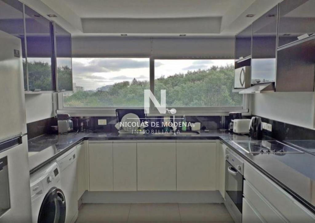 Vende apartamento de 2 dormitorios en Punta del