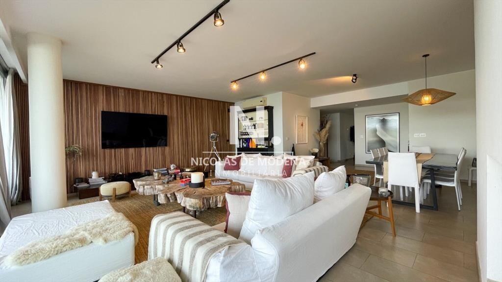 Hermoso apartamento de 4 dormitorios!