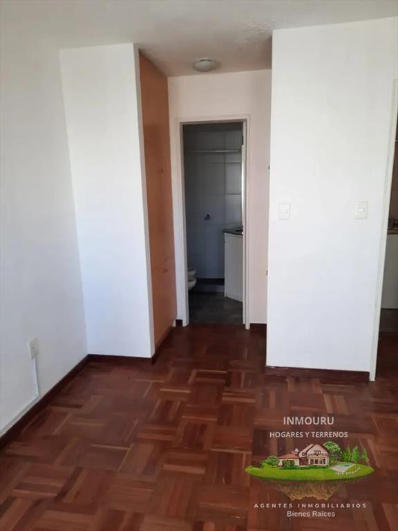 Alquilo luminoso apartamento de 2 dormitorios, 2 baños y c