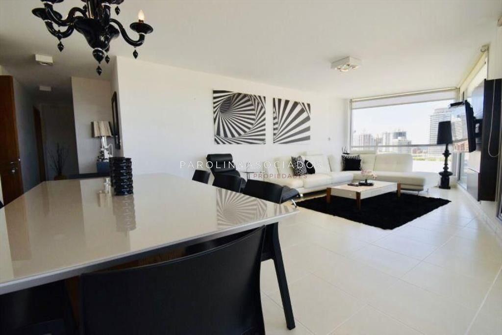 Apartamento de 3 dormitorios en venta en Season Tower, Punt