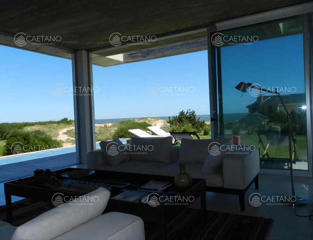 Excelente casa moderna en Tio tom, pegada al mar