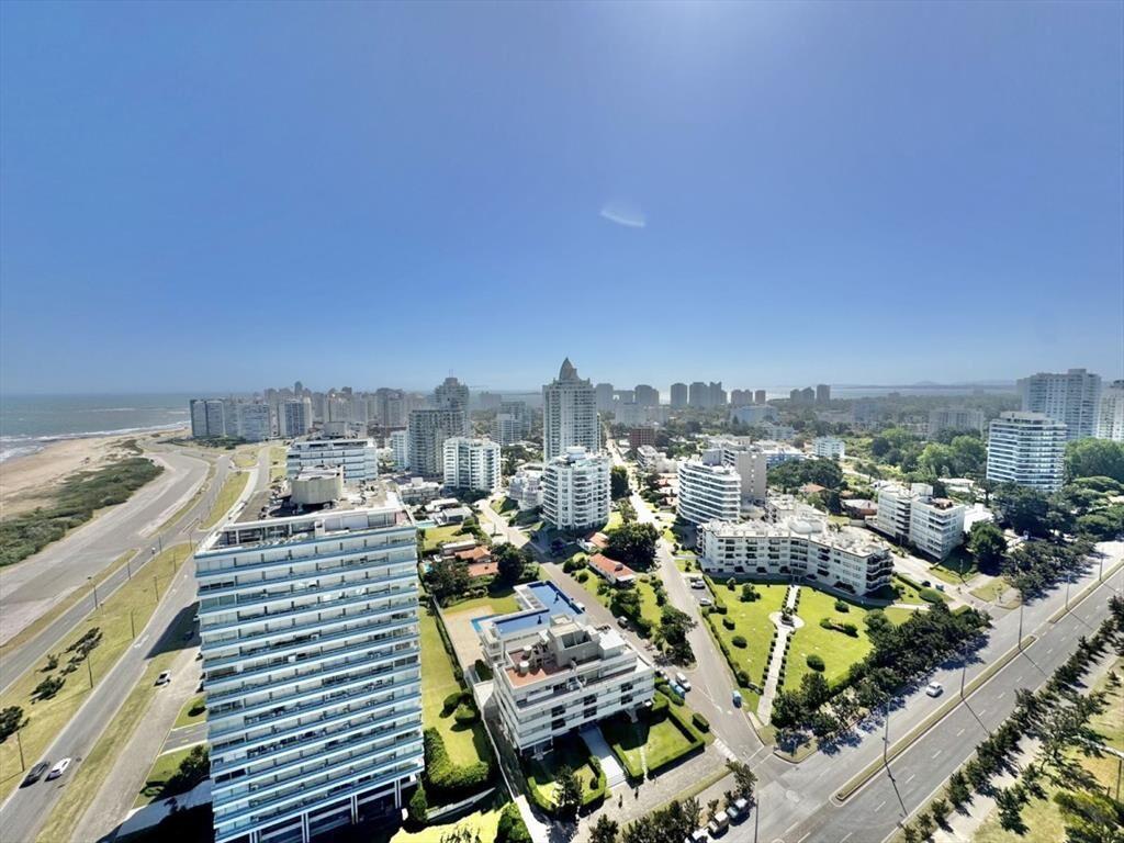 VENTA APARTAMENTO 3 DORMITORIOS + DEPENDENCIA -