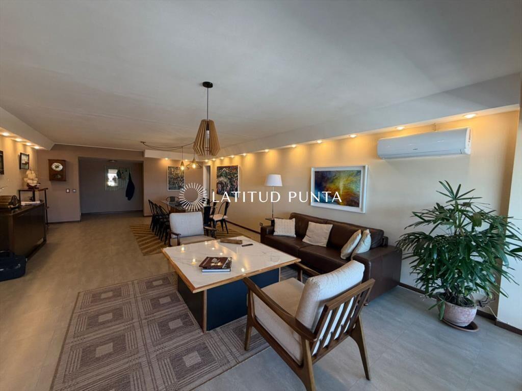 Apartamento frente al mar, 3 dormitorios más