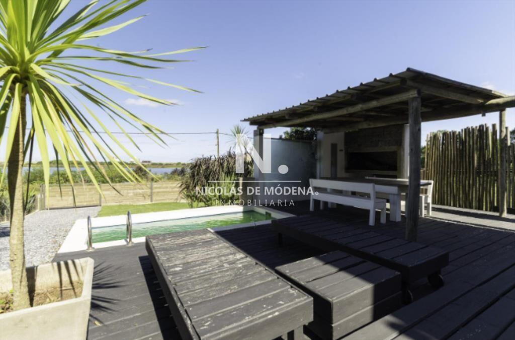 Vende casa de 3 dormitorios en Santa Monica.
