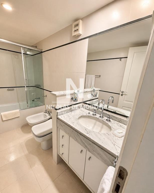 Vende Apartamento de 2 dormitorios con vista parcial al mar